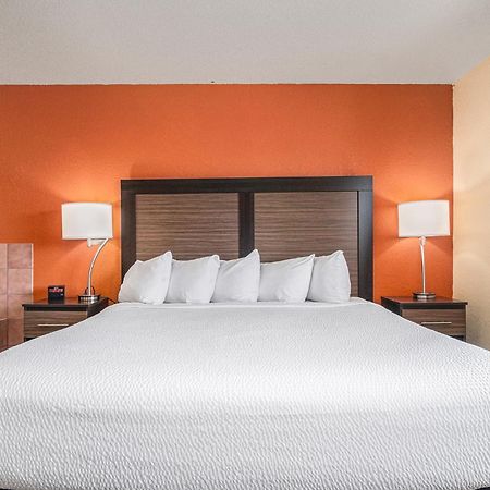 Days Inn & Suites By Wyndham Traverse City Extérieur photo