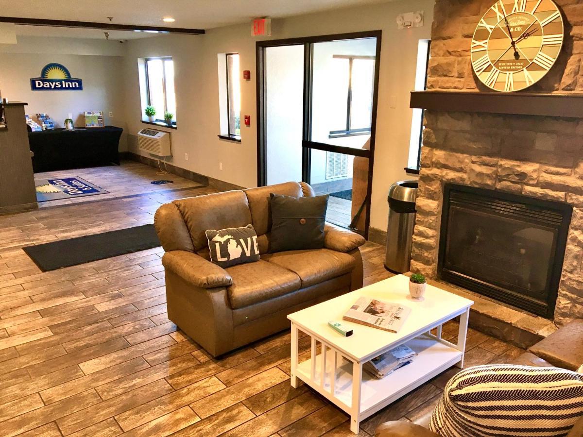 Days Inn & Suites By Wyndham Traverse City Extérieur photo