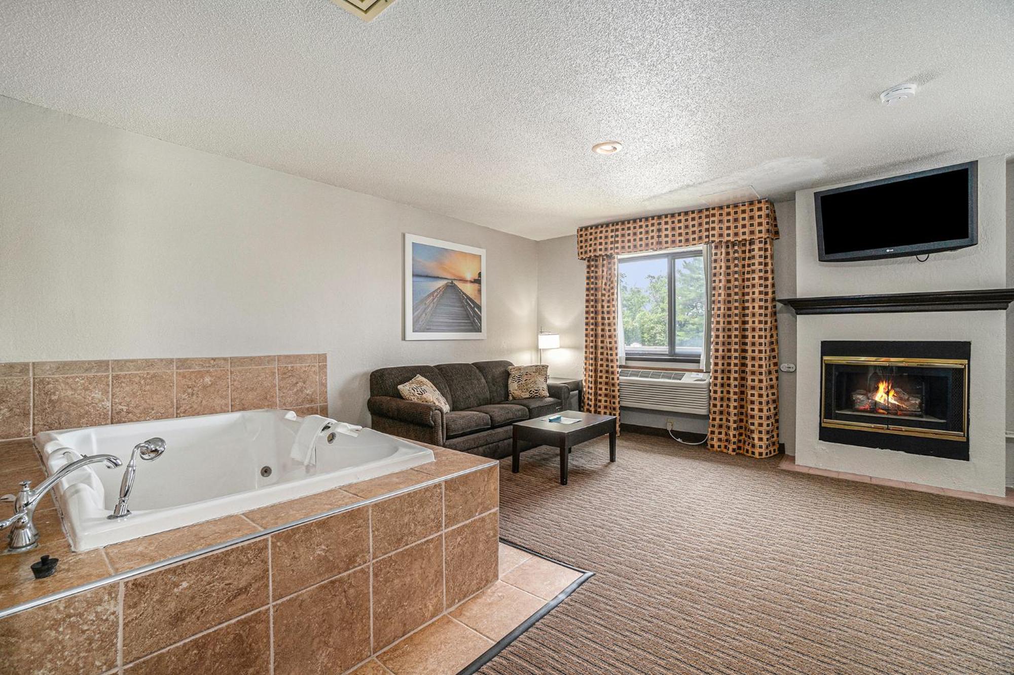 Days Inn & Suites By Wyndham Traverse City Extérieur photo