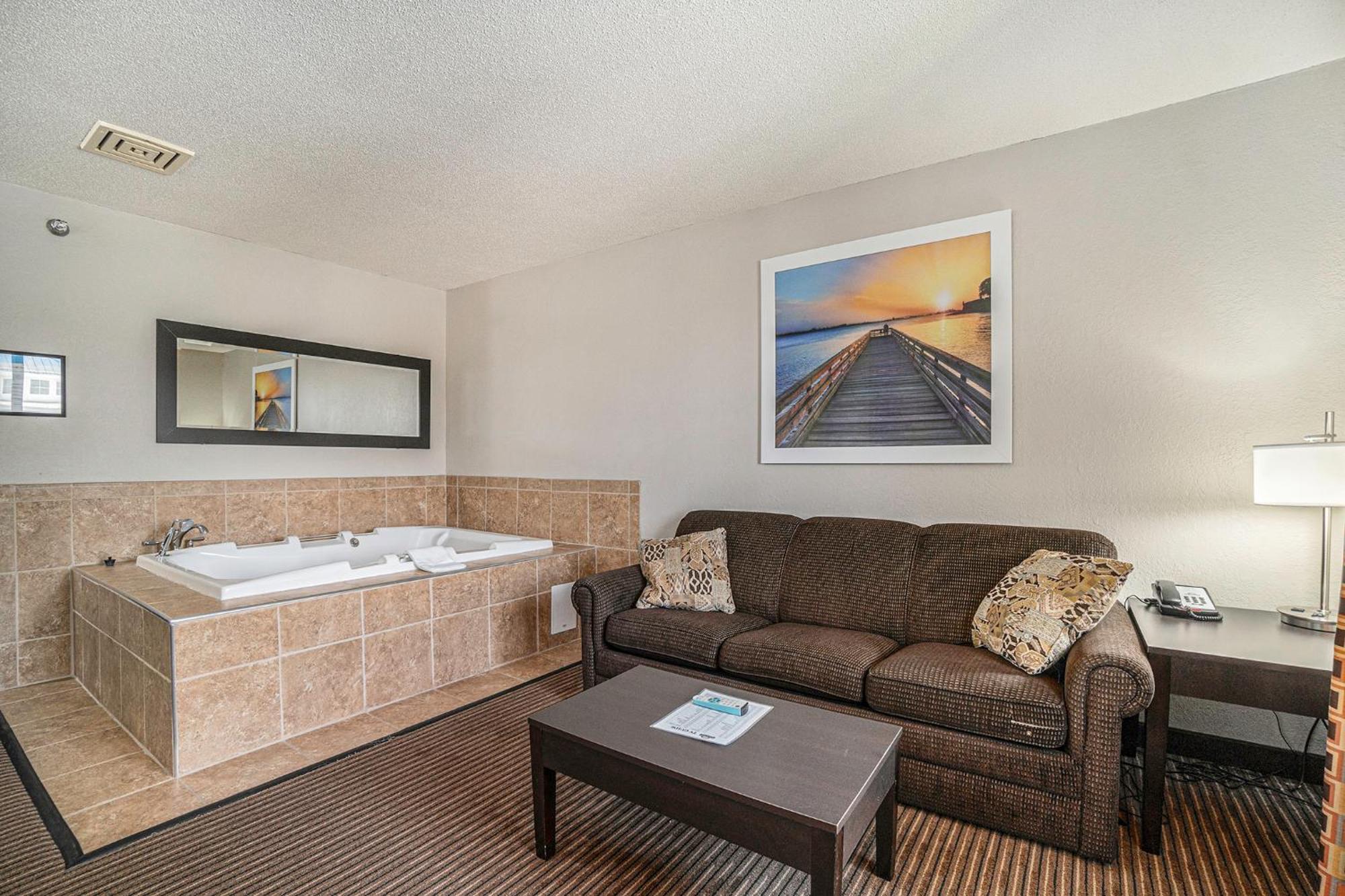 Days Inn & Suites By Wyndham Traverse City Extérieur photo