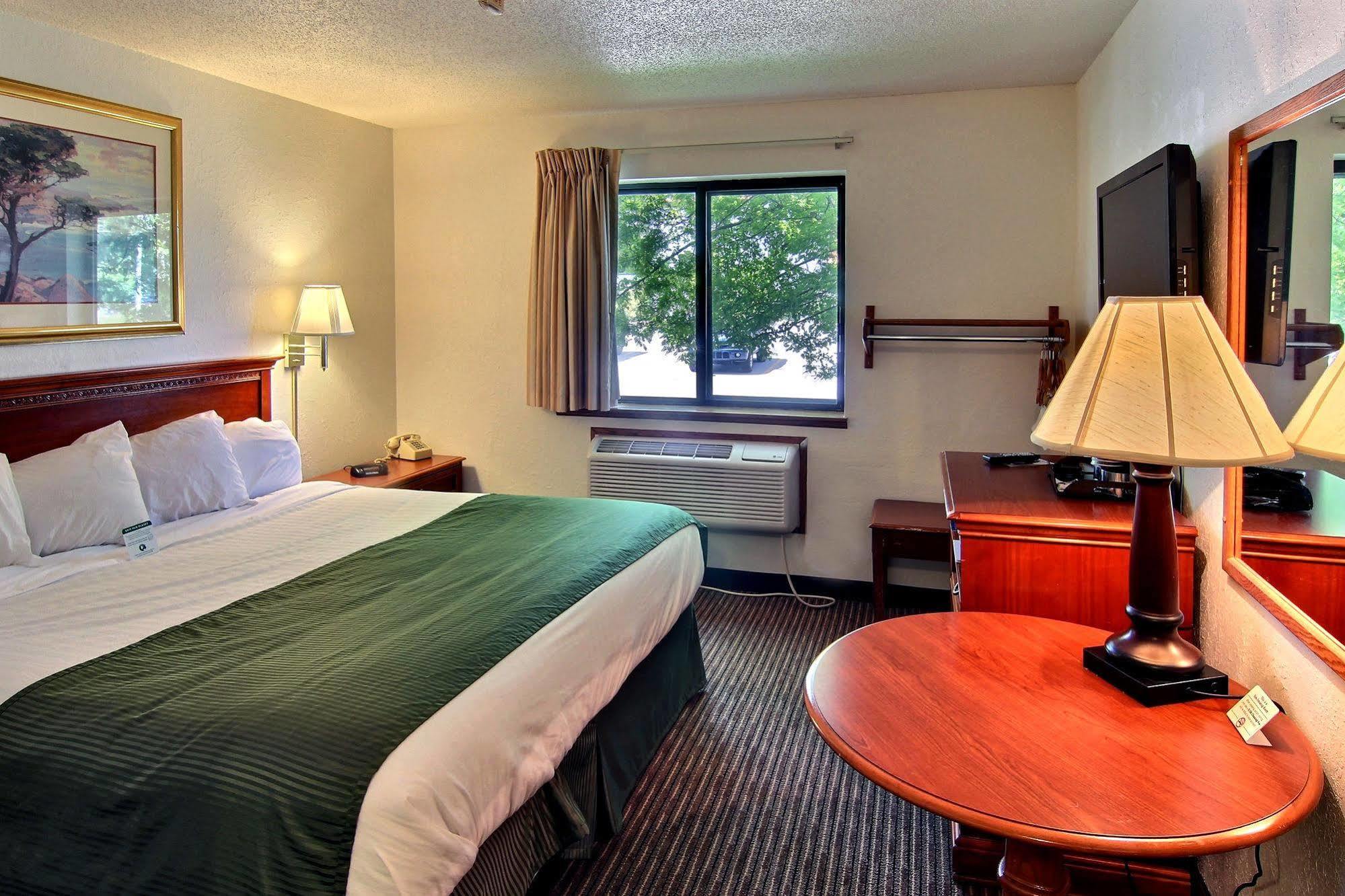 Days Inn & Suites By Wyndham Traverse City Chambre photo